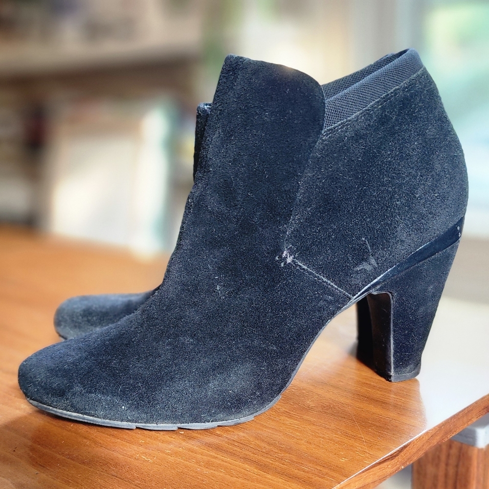 REACTION: Kenneth Cole suede ankle boot. Size 9US.